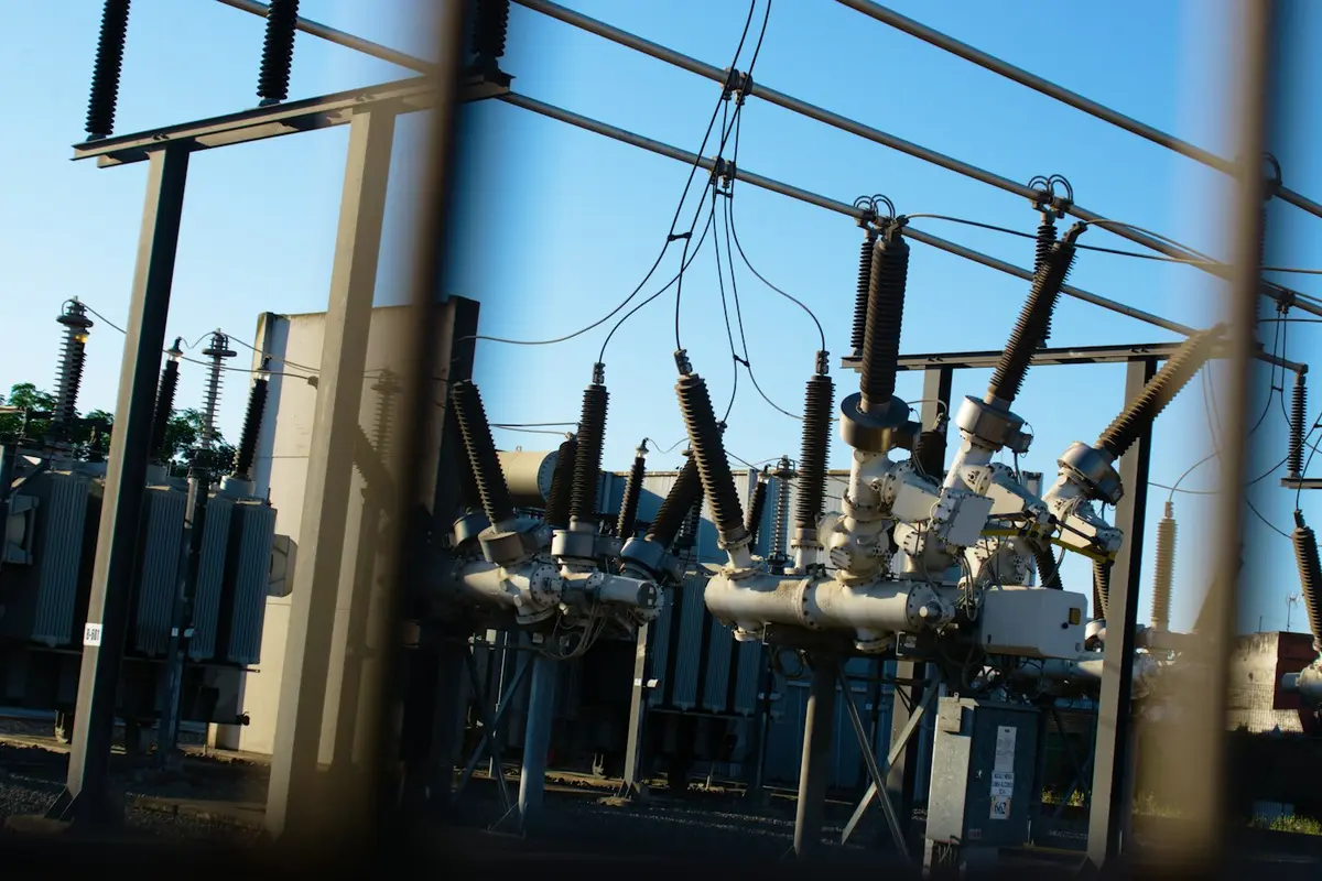 Subestación eléctrica con transformadores y líneas de alta tensión